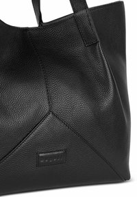 Zwarte leren schoudertas met een gestructureerde afwerking, driehoekige naaddetails en platte schouderbanden. Inclusief een subtiele logo patch.