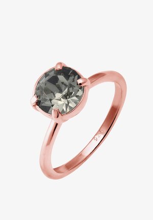 Bague en or rose avec une grande pierre facettée ronde gris-vert, maintenue par quatre griffes avec un anneau lisse et poli.