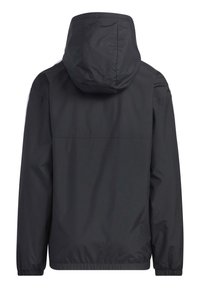 Chaqueta con capucha negra de acabado suave y mate. Presenta puños elásticos y un dobladillo con cordón. Diseño en la parte posterior simple y sin adornos.