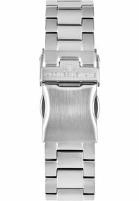 Silberner Edelstahluhrenarmband mit satinierter Oberfläche, ausgestattet mit einer klappbaren Schließe und graviertem Markenlogo. Die Glieder sind rechteckig und poliert.