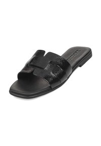 Chancla negra de material sintético texturizado; presenta una correa ancha con un diseño recortado y suela plana.