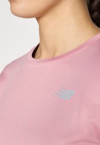 New Balance SPORT ESSENTIALS LONG SLEEVE - Ilgarankovis viršutinės dalies drabužis - pink taffy