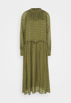 Zelená olivová dlouhá šaty s vysokým výstřihem, zdobené vlnitým vzorem a bílými tečkami. Vyrobeny z průsvitné, lehké tkaniny s nařaseným pasem.