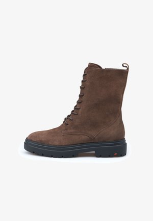 Bruine suède enkelboots met een ronde neus, zes oogjes voor veters en een duurzame rubberen zool met een getextureerd profiel.