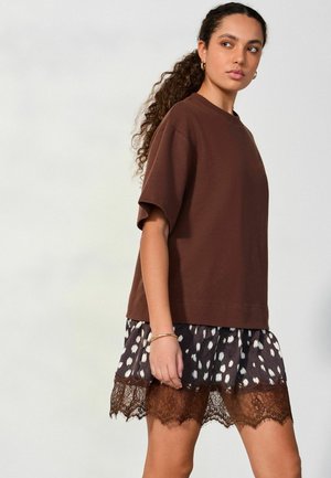 Next, TALL FIT - 2-IN-1 SOFT TOUCH SHORT SLEEVE JUMPER LACE SKIRT . - Strickkleid - chocolate brown