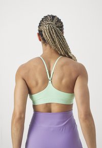 Nike Performance INDY BRA - Sportmelltartó könnyű sportoláshoz - vapor green
