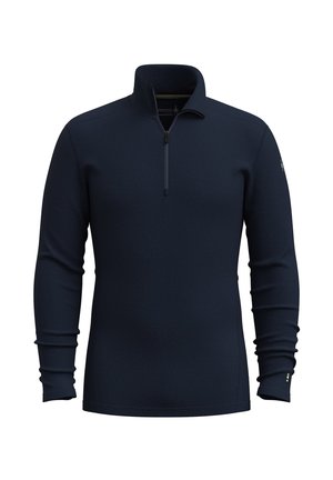 Marineblå pullover med lynlås i halsen, lange ærmer, tekstureret stof og en tætsiddende pasform. Har et lille logo på venstre ærme.