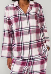Geruit pyjama set met lange mouwen, lichte katoenstof, in roze, wit en grijze tinten. Overhemd met knopen en voorzakken.