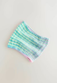 Col roulé tricoté dans des teintes pastel de bleu, vert et rose avec un motif texturé et des bords côtelés pour la chaleur et le confort.