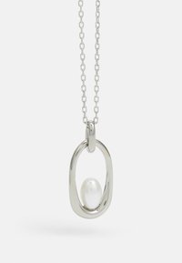 Collier en argent avec un pendentif ovale renfermant une perle blanche. La chaîne présente des éléments de design arrondis et liés.