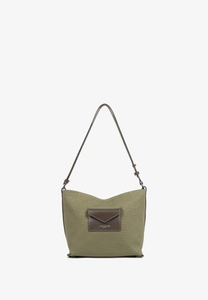 Borsa a spalla in tela verde con tasca frontale in pelle marrone, parte superiore curva e una sola tracolla. Design elegante con hardware minimale.