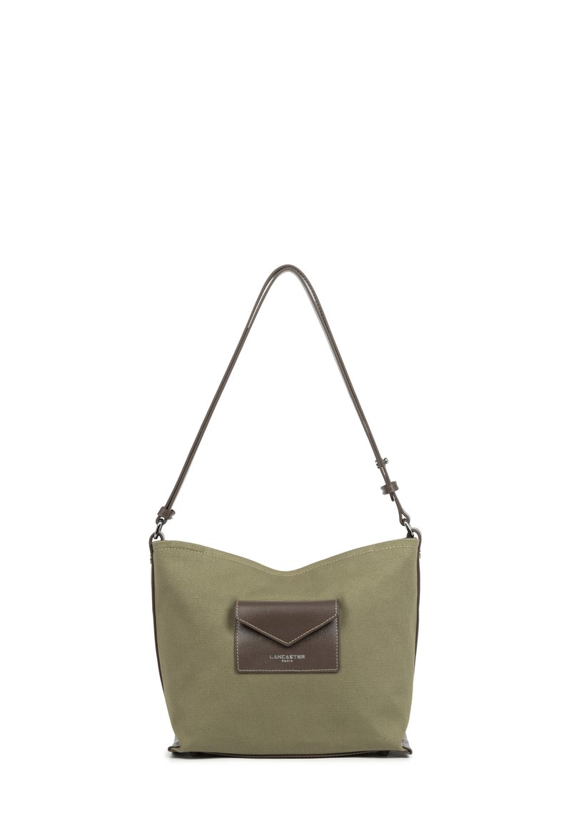 Borsa a spalla in tela verde con tasca frontale in pelle marrone, parte superiore curva e una sola tracolla. Design elegante con hardware minimale.