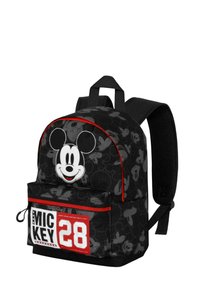 Svart ryggsäck med en stor Mickey Mouse-grafik, röda detaljer, en framficka med "MIC KEY 28" tryckt och vadderade axelremmar.