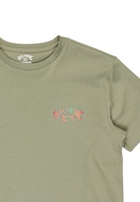 Olijfgroen T-shirt van zacht katoen, met een ronde halslijn en korte mouwen. Het heeft een kleurrijk grafisch logo op de borst.