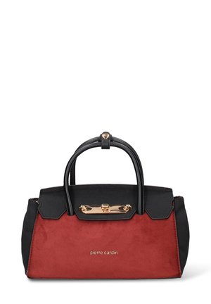 Handtas met een rood suède lichaam en zwarte leren accenten. Voorzien van een goudkleurige sluiting en twee gebogen handvatten. Logo zichtbaar aan de voorkant.