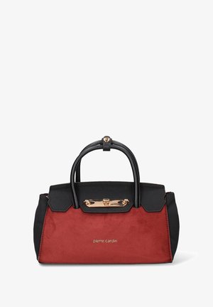 Handtas met een rood suède lichaam en zwarte leren accenten. Voorzien van een goudkleurige sluiting en twee gebogen handvatten. Logo zichtbaar aan de voorkant.