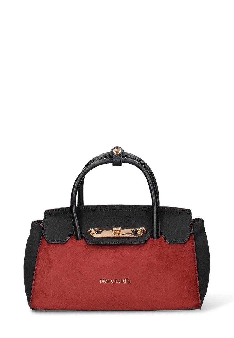Handtas met een rood suède lichaam en zwarte leren accenten. Voorzien van een goudkleurige sluiting en twee gebogen handvatten. Logo zichtbaar aan de voorkant.