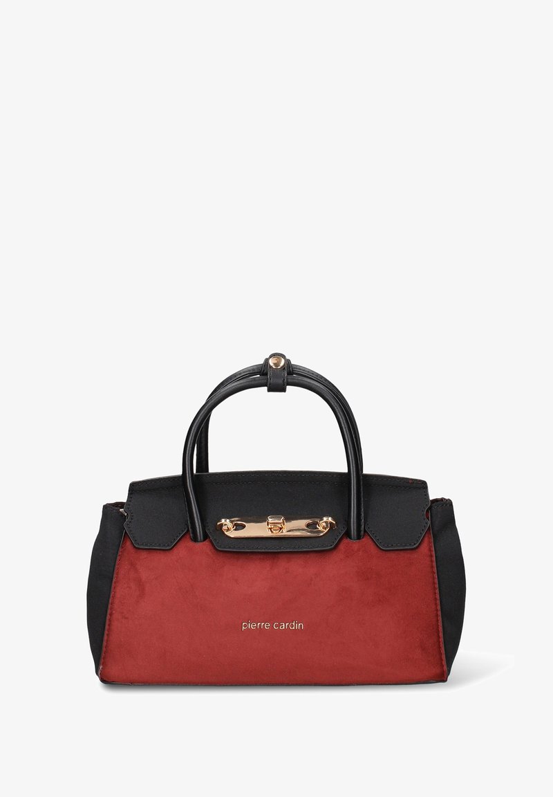 Handtas met een rood suède lichaam en zwarte leren accenten. Voorzien van een goudkleurige sluiting en twee gebogen handvatten. Logo zichtbaar aan de voorkant.