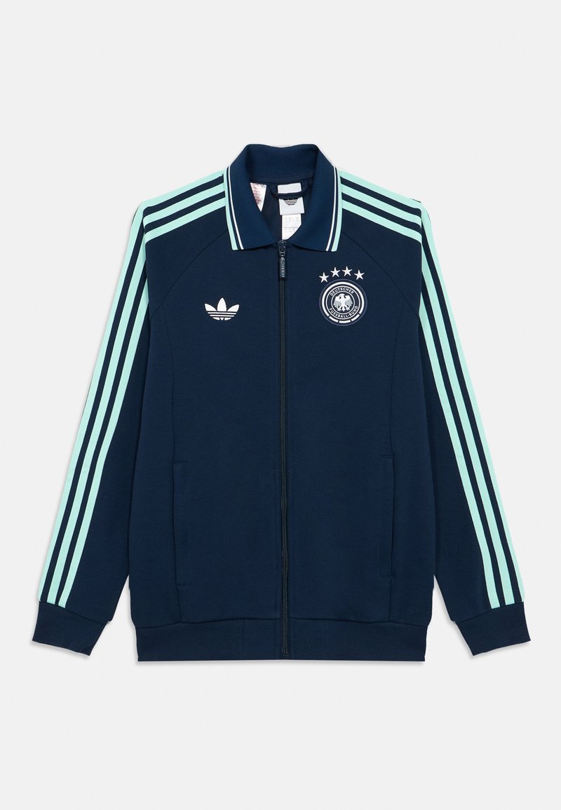 Granatowa kurtka na zamek błyskawiczny w pełnej długości z jasnoniebieskimi potrójnymi paskami na rękawach, logo Adidas i niemieckim herbem piłkarskim z czterema gwiazdkami na piersi.