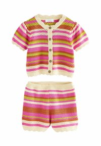 Completo di maglia all'uncinetto a righe in rosa, crema, verde e arancione. Caratterizzato da un cardigan a maniche corte con bordi scallop e bottoni, pantaloni shorts coordinati.