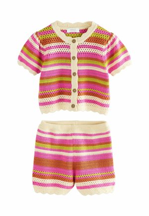 Set de două piese tricotate în dantelă cu dungi, în nuanțe de roz, crem, verde și portocalie. Include un cardigan cu mânecă scurtă, cu margini franjurate și butoane, și pantaloni scurți asortați.