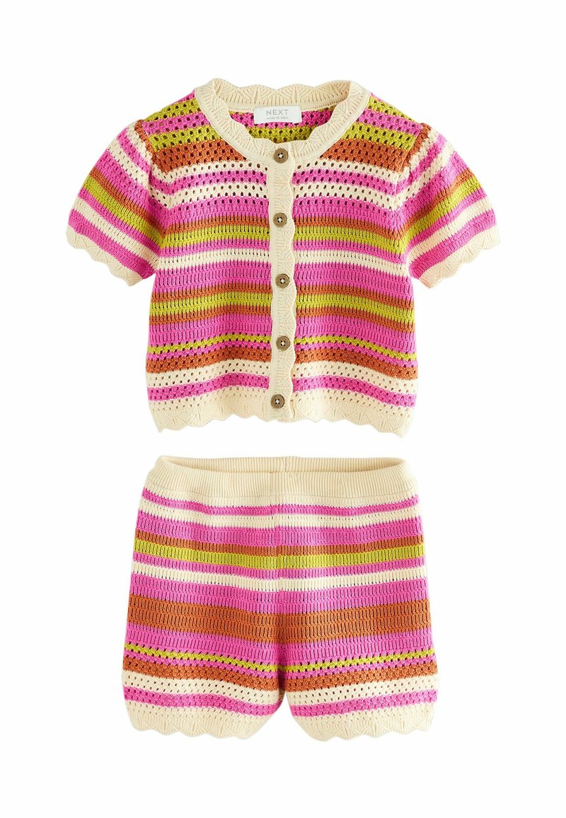 Completo di maglia all'uncinetto a righe in rosa, crema, verde e arancione. Caratterizzato da un cardigan a maniche corte con bordi scallop e bottoni, pantaloni shorts coordinati.
