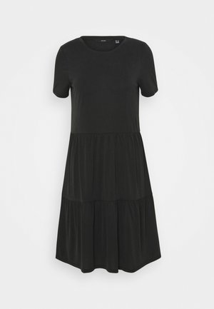 Sort kortærmet kjole med lag-på-lag design, rund halsudskæring, knælængde og løs pasform.