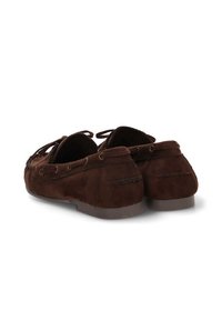 Zapatos mocasines de ante marrón con una textura suave, vista trasera que muestra detalles de cordones y una suela de goma de perfil bajo.