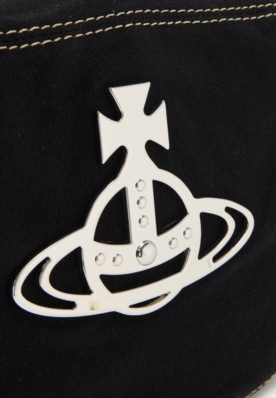 Fényes ezüst gömb kereszt és gyűrű részletekkel, fekete anyagra beigeszínű varrással rögzítve.