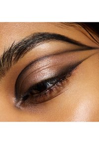 Zbliżenie oka z błyszczącym brązowym cieniem do powiek, wyraźnym eyelinerem, długimi rzęsami i starannie ułożonymi brwiami na gładkiej skórze.