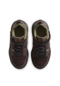 Brązowe sneakersy z siateczki z zielonymi akcentami, czarno-białymi wzorzystymi sznurowadłami i czerwonym logo, wyposażone w wyściełany kołnierz oraz teksturowaną podeszwę.