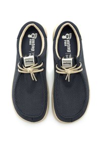 Sneakers in rete blu con lacci e suole beige. Presentano una punta tonda e un design leggero con una parte superiore strutturata per la traspirabilità.