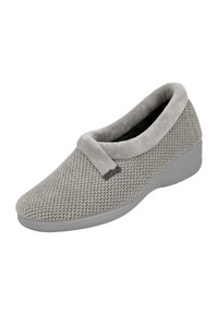 Zapatilla de punto gris con un suave puño de felpa y una suela de goma ligera. Presenta un upper texturizado y un sutil acento del logo en el lateral.