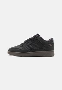 Czarne sneakersy z gładkim skórzanym i tekstylnym wierzchem, z perforowanymi detalami, teksturowanymi akcentami i gumową podeszwą. Branding na pięcie.