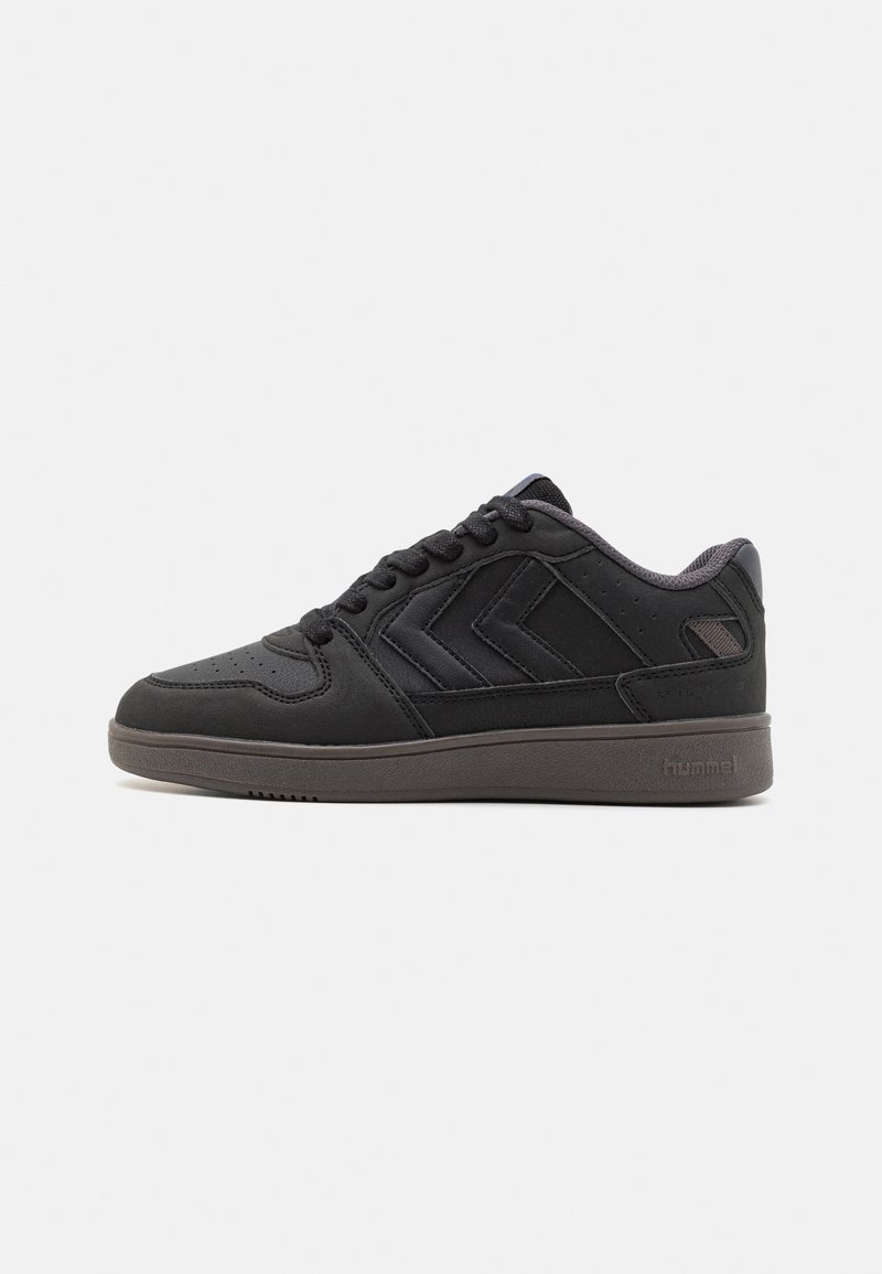 Czarne sneakersy z gładkim skórzanym i tekstylnym wierzchem, z perforowanymi detalami, teksturowanymi akcentami i gumową podeszwą. Branding na pięcie.