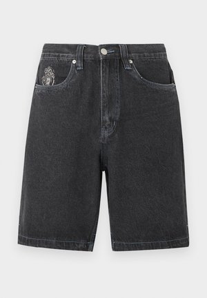 Črne denim kratke hlače z gumbi spredaj in zadrgo, zankami za pas, dvema sprednjima žeplama in majhnim izvezenim motivom na levem žepu.