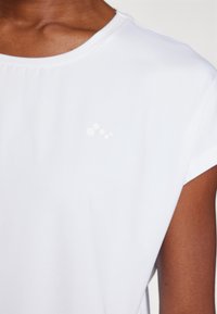 ONLY Play ONPAUBREE LIFE ON BAT LOOSE - T-skjorte til trening - white