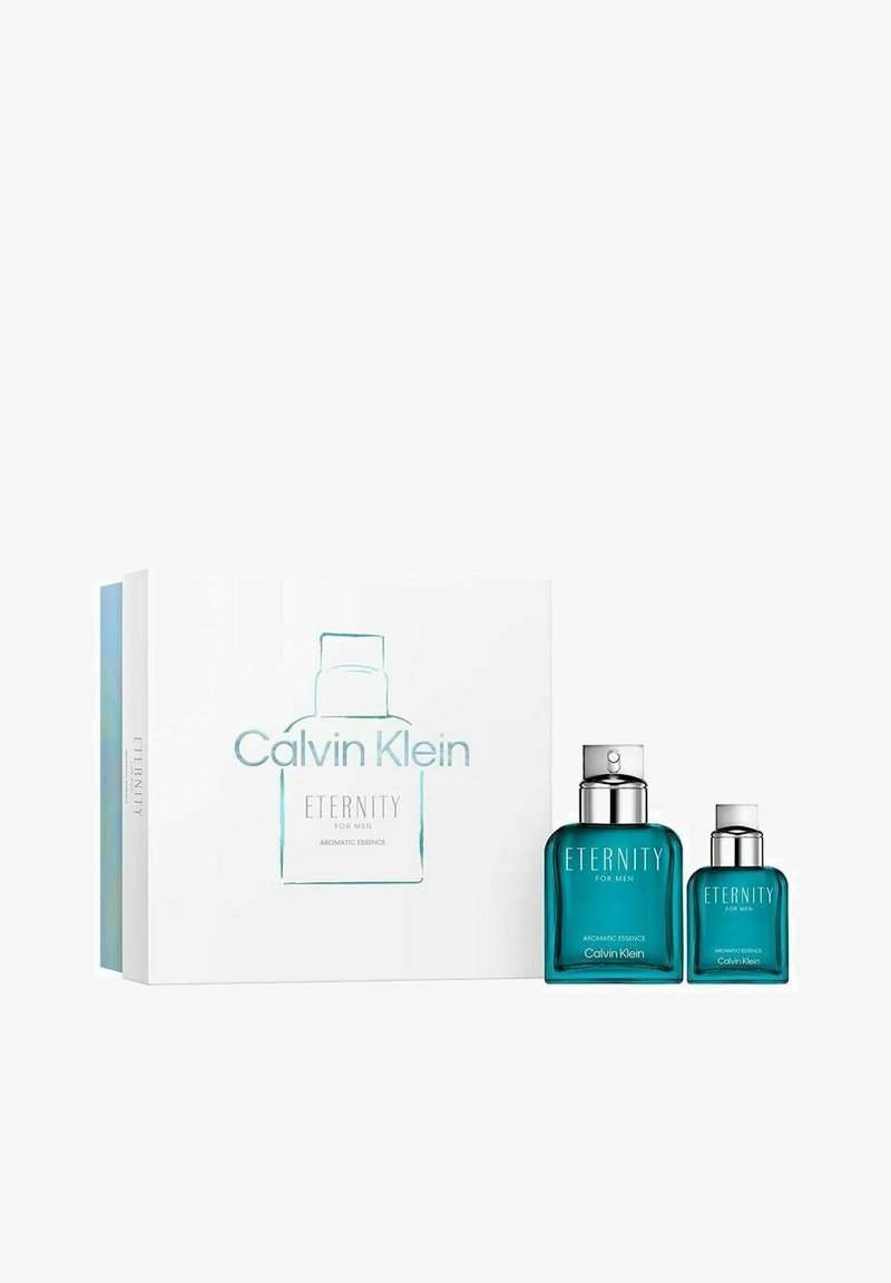 Calvin Klein Eternity tuoksusarja, joka sisältää kaksi lasipulloa, yksi isompi ja yksi pienempi, turkoosia nestettä ja hopeisia yksityiskohtia, valkoisessa laatikossa.