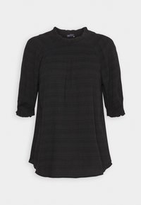 Blusa negra con mangas tres cuartos, tejido texturizado, dobladillo en forma de ondas y cuello redondo. Presenta sutiles rayas horizontales.