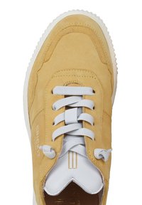 Beiger Wildledersneaker mit weißen Schnürsenkeln, weiß gepolstertem Zungenbereich und weißer Sohle, von oben betrachtet.