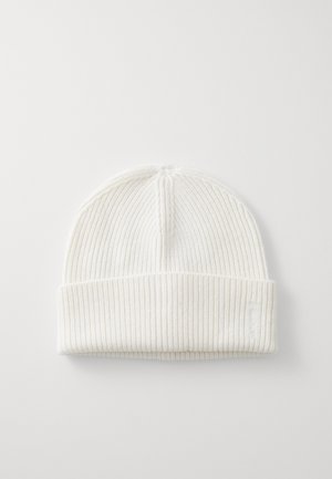 Weiße gestrickte Beanie mit vertikaler Rippstruktur, umschlagbarem Bund und nahtloser Oberseite. Weicher Stoff, schlichtes Design, geeignet für kaltes Wetter.