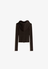 Smeđi rebrasti skraćeni dukserica s mekanim umjetnim krznom u kapuljači. Ima duge rukave i zatvarač straga.