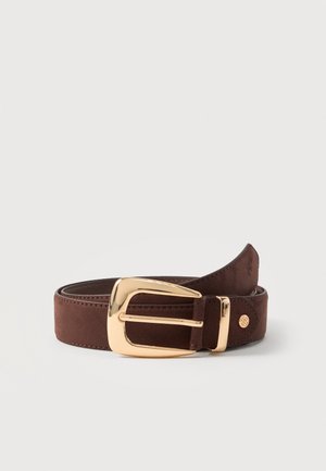 Ceinture en cuir marron roulée avec une boucle rectangulaire dorée brillante et un petit logo métallique rond près de la pointe.
