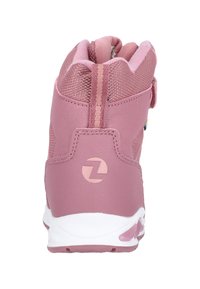 Sneaker alta rosa con tessuto a rete, colletto imbottito e cinturino in velcro. Suola bianca con dettagli colorati e logo sul retro.