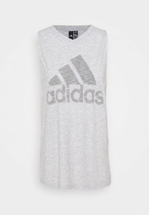 Lichtgrijs mouwloos Adidas-shirt met een groot donkergrijs Adidas-logo en tekst aan de voorkant, afgebeeld tegen een effen witte achtergrond.