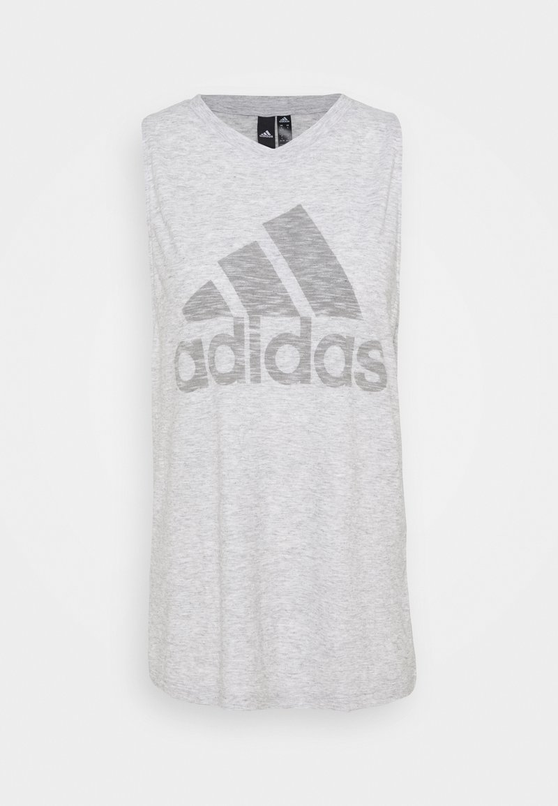 Débardeur Adidas gris clair avec un grand logo Adidas gris foncé et un texte sur le devant, présenté sur un fond blanc uni.