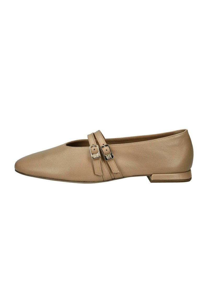 Zapato plano de cuero beige claro con punta afilada, que presenta dos correas decorativas con hebillas rectangulares. Detalle de tacón pequeño visible.
