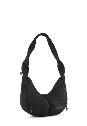 Sac à épaule en tissu noir souple avec deux poches avant zippées et une large bande rembourrée pour le transport.