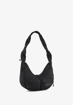 Bolso de hombro de tela suave negra con dos bolsillos frontales con cremallera y una correa acolchada ancha para llevar.