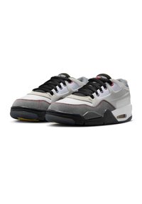 Szare i białe sneakersy z czarnymi sznurowadłami, wykonane z zamszu i siateczki, z teksturowaną podeszwą, czerwonymi akcentami oraz widoczną poduszką powietrzną w pięcie.